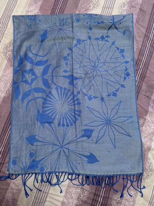 Распродажа шарфиков, платков и косынок