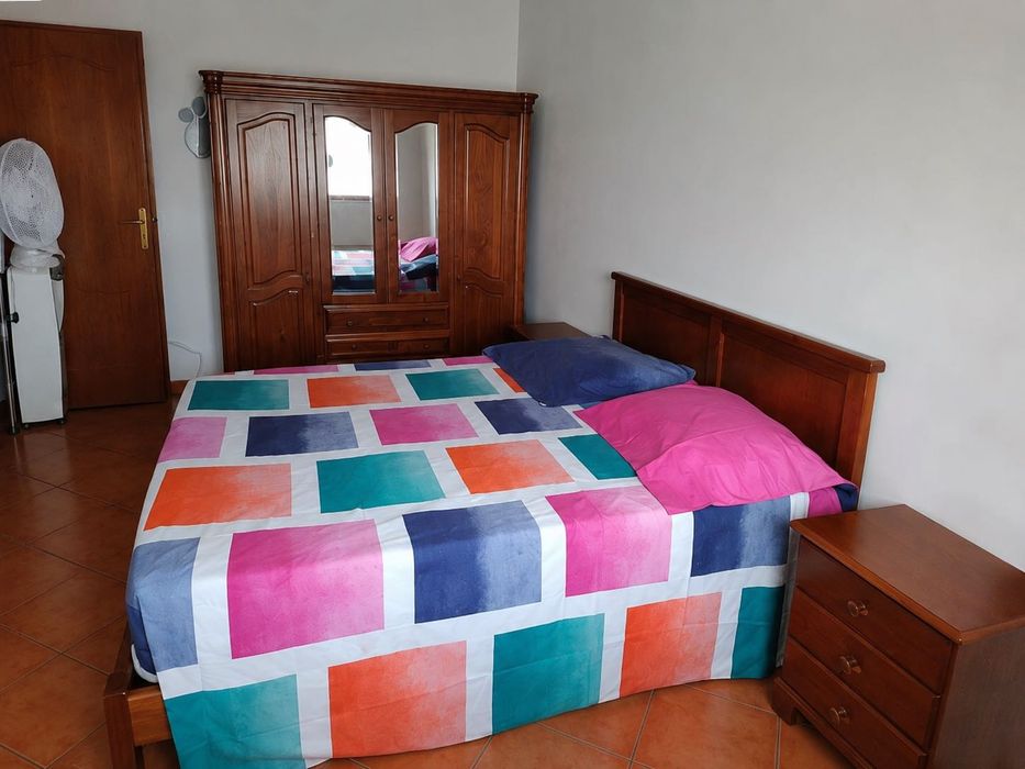 Quarto Grande Mobilhado para Casal (ou 2 Pessoas) em Casa Partilhada.