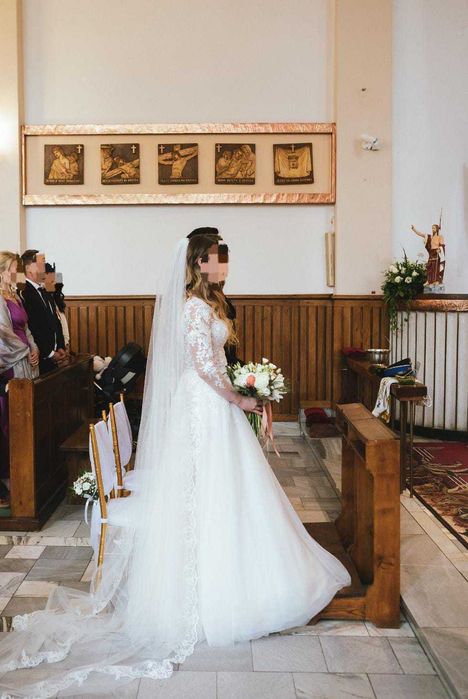 Piękna suknia ślubna ze zdobieniami
