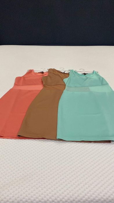 Vestido com Recortes Transparentes