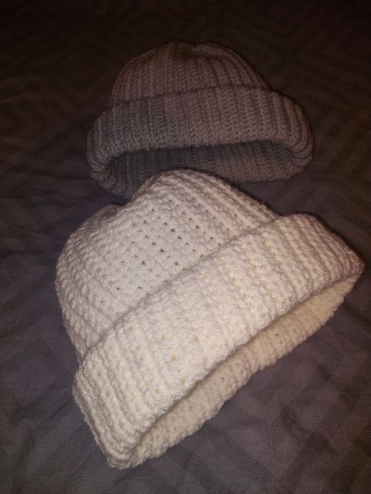 Шапка біла зимова, ручної в'язки