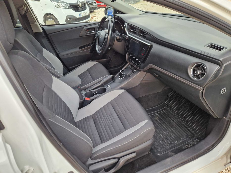 Toyota Auris Hybrid LPG Hybryda z Gazem Wynajem Wypożyczalnia Łódź Gór