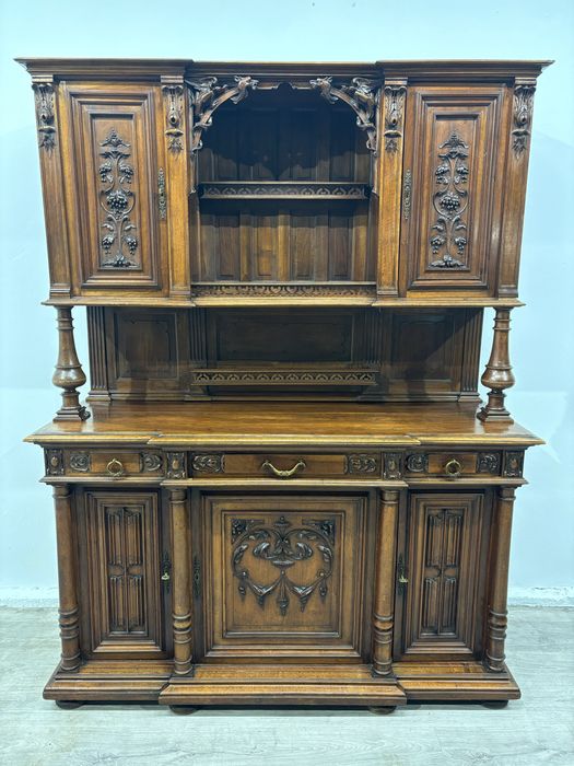 Duży piękny orzechowy kredens neorenesansowy