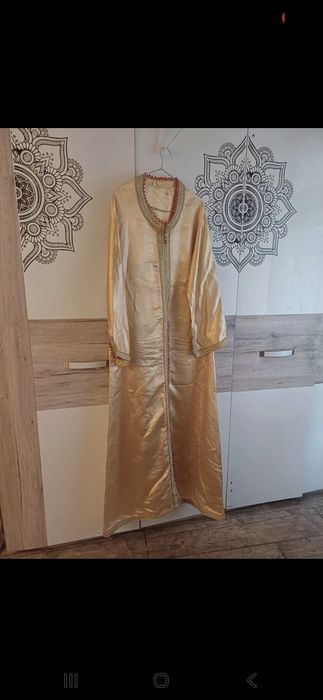 Narzuta w złotym kolorze