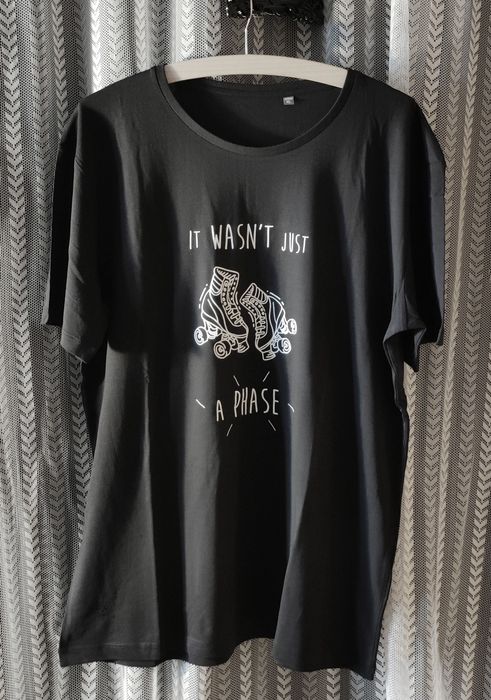 T-shirts "Não Era Apenas Uma Fase" pretas II