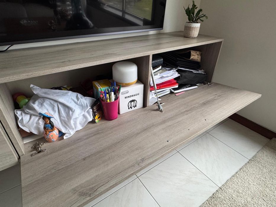 Móvel de sala suspenso em carvalho e branco