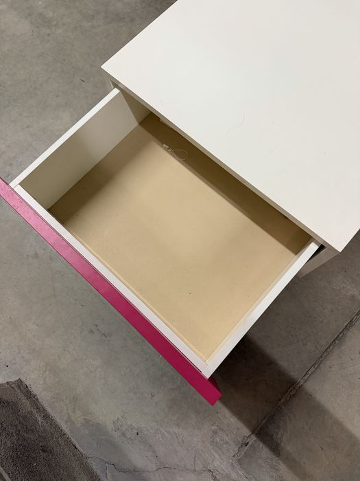 Mesa de Cabeceira Antarte – Design Moderno, Branco e Rosa, com Gaveta