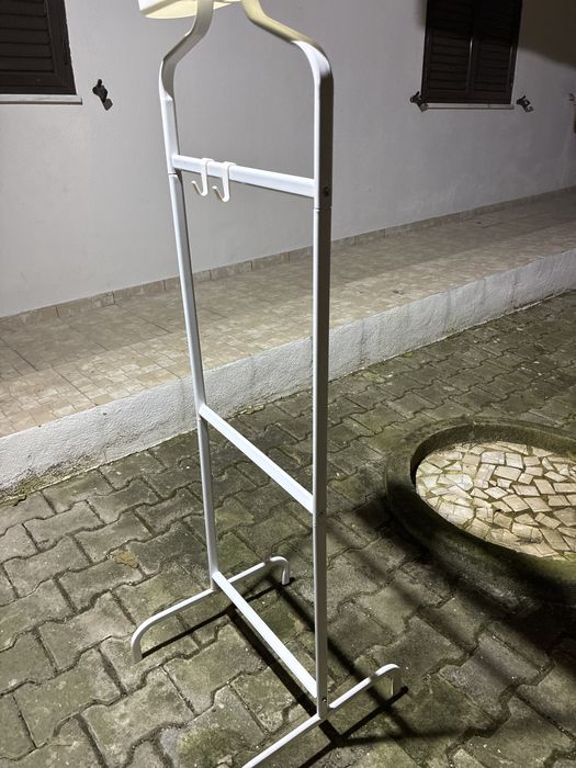 Cabide lacado para roupa
