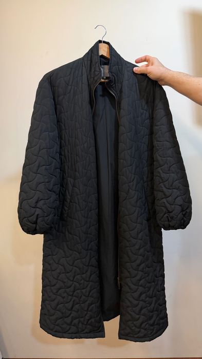 Capa de chuva para meia-estação com costuras e fecho.