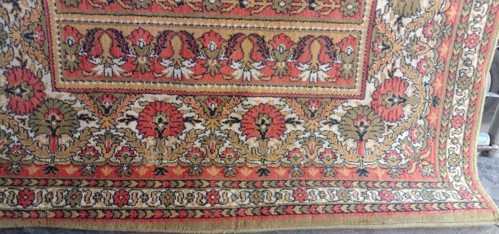 Красивый добротный шерстяной ковер