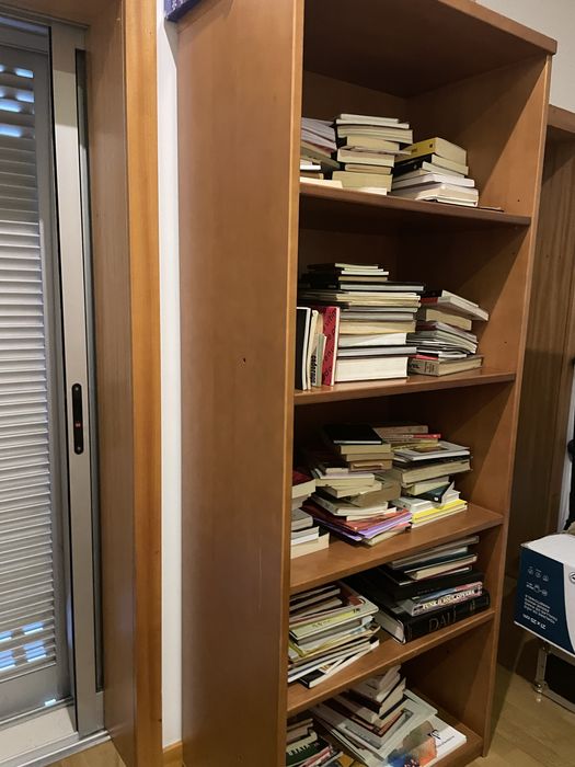Secretaria e estante
