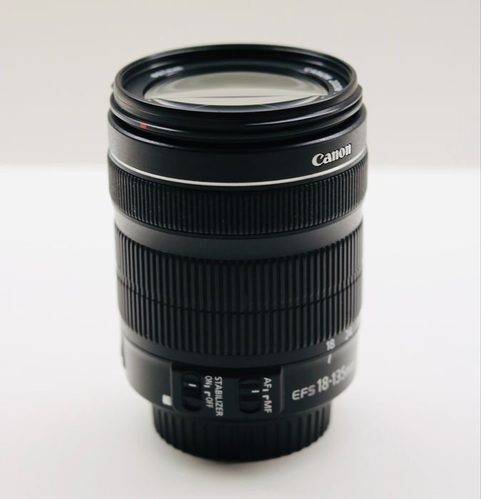 Objetiva Canon EF-S 18-135mm f/3.5-5.6 IS STM