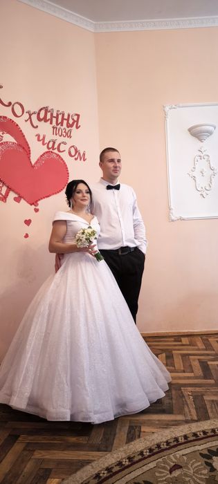 Весільна сукня у гарному стані