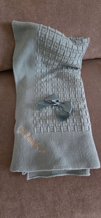 Roupinha e manta de Bebé - Primeira Roupa - Bordado nome Gabriel