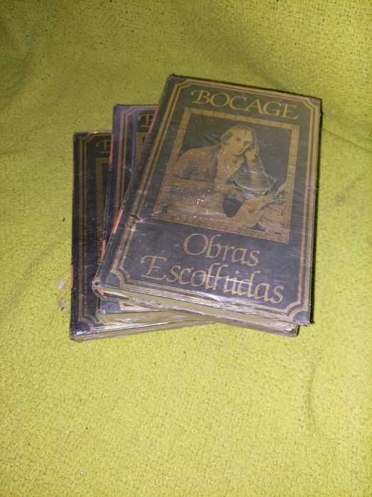 diferentes coleções de livros de Escritores Portugueses