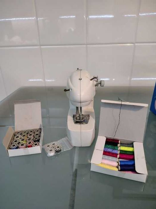 Máquina de costura compacta elétrica Sewing Wonder