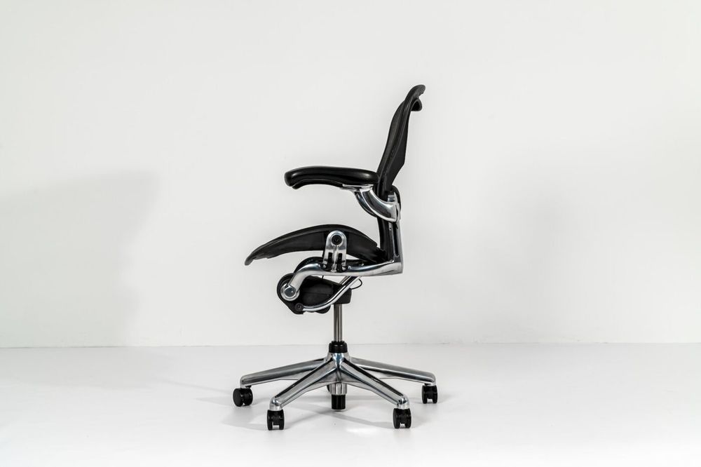 Cadeira Herman Miller- Aeron executive- estrutura polida