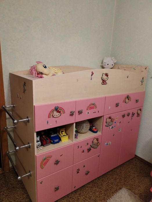 Комплект меблів  в дитячу  кімнату.