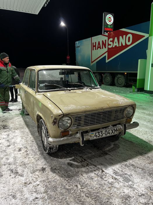 Продам ВАЗ 2101. Мотор 1.3. Авто на ходу, документи присутні. Ходова в нормі, не стукає, машину не тягне. Стоїть літня резина. Електрика працює вся, світло (ближнє, дальнє), повороти, стоп сигнали. Пічка працює. Не сапунить. Розхід 5-6 л. Всі рідини заляті, нічого не тікає. Продаж по тех паспорту. Можливий торг на каву. Звоніть, пишіть, домовимось