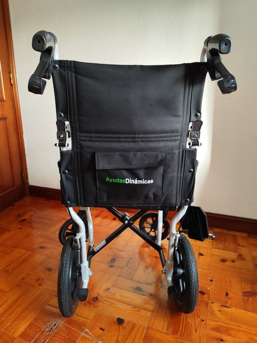 Cadeira de rodas com travão de cuidador