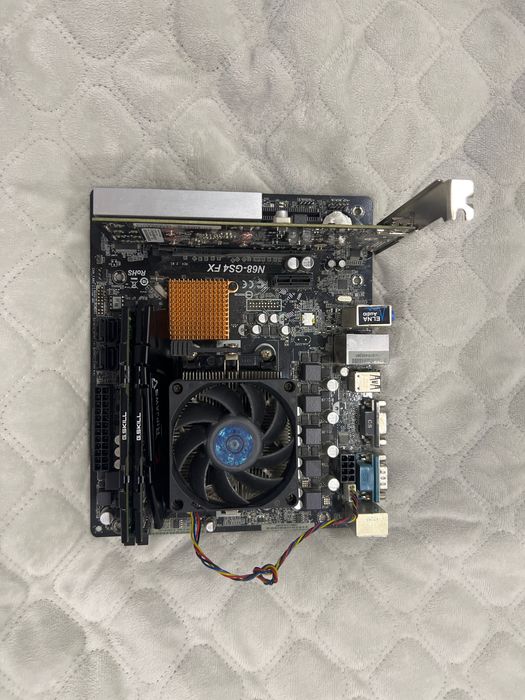 Материнська плата в зборі