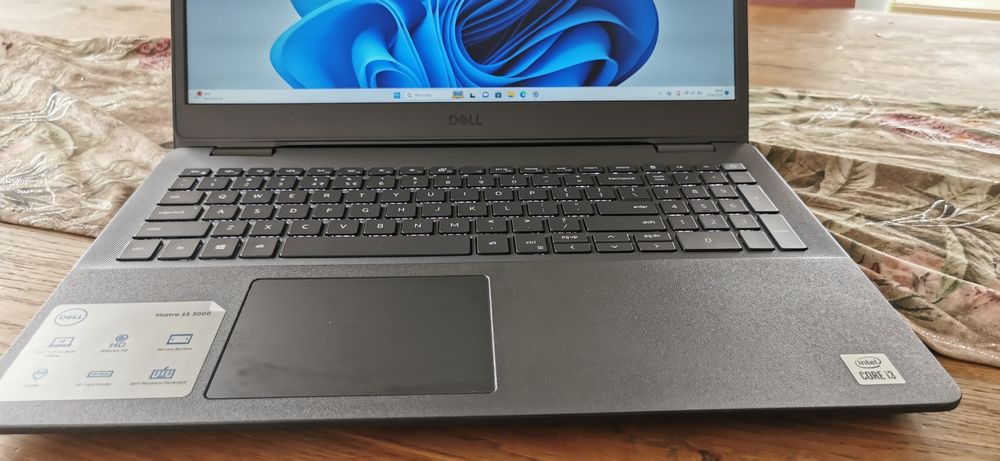 Dell Vostro 15 3000 i3 256GB SSD, stan idealny, jak nowy, 216godzin pracy