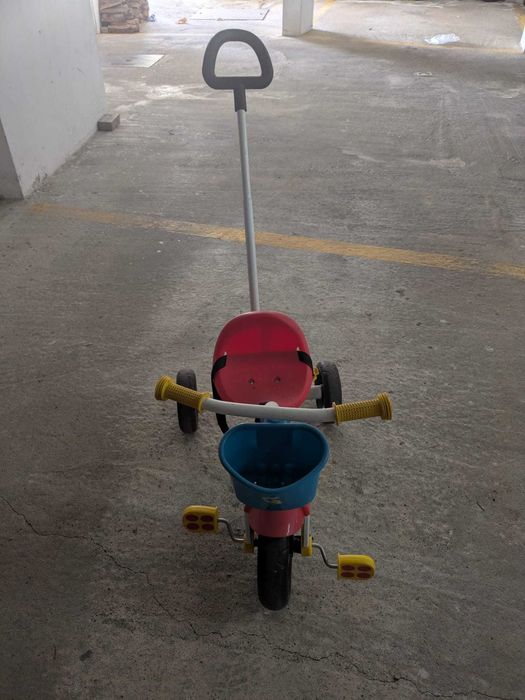 Triciclo infantil com puxador