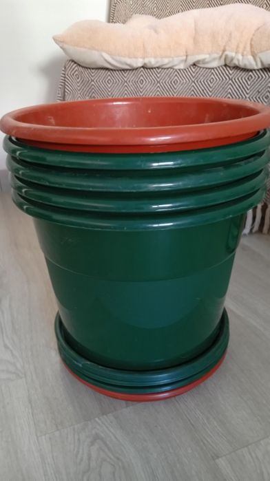 Pratos e Vasos com 34 cm de diâmetro e 30 cm de altura