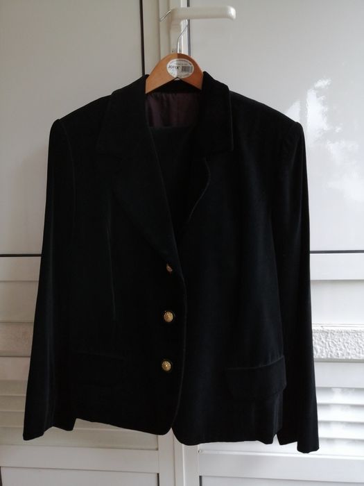 Fatos azul e preto L, saia cinza XL
