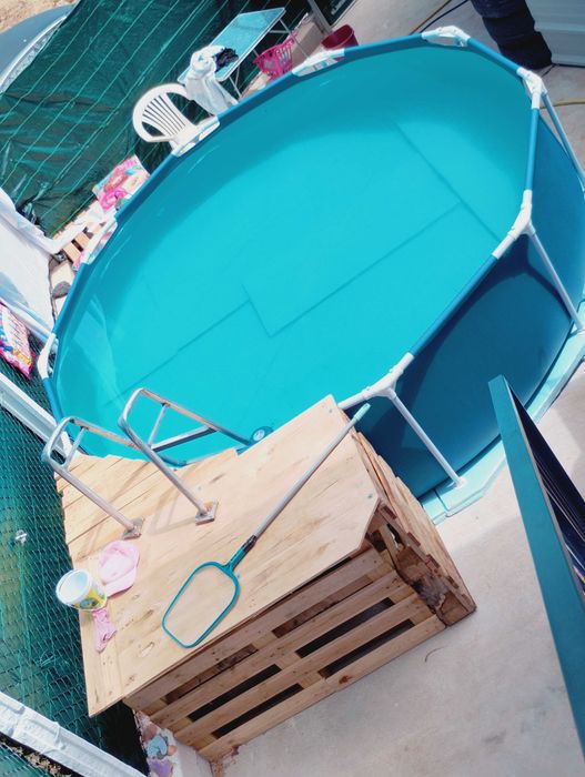 Vendo piscina , elevada do chão com escadas e plataforma