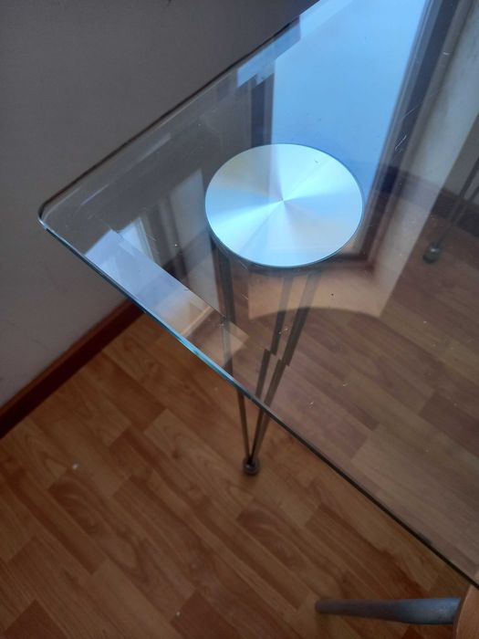 Mesa rectangular tampo de vidro com pés metálicos cromados