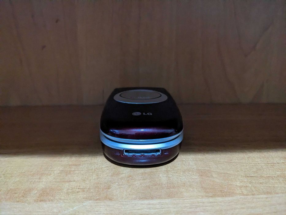 Мобильный телефон LG C1200 с адаптером питания