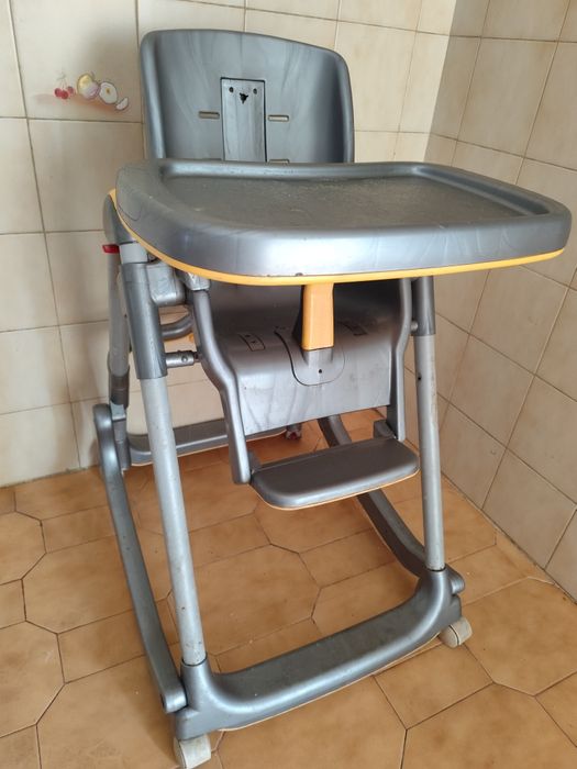 Cadeirinha de refeição e papa para bebé