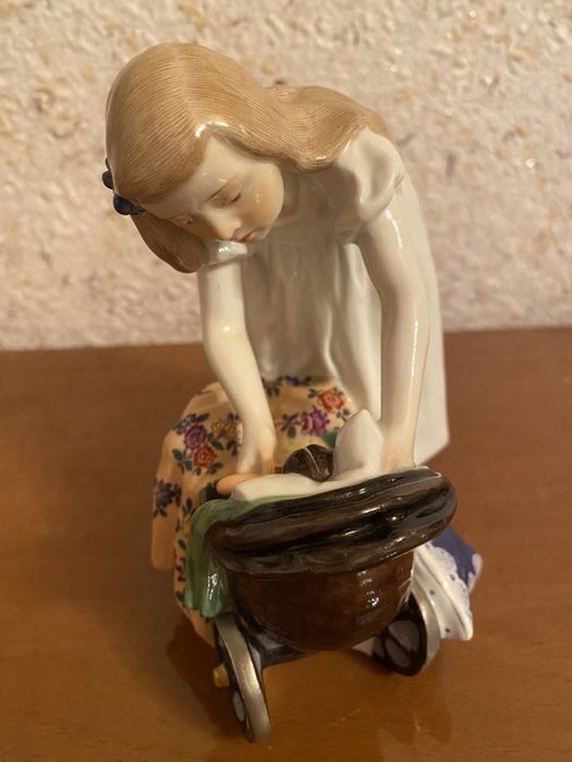 Девочка с куклой в коляске. Meissen.