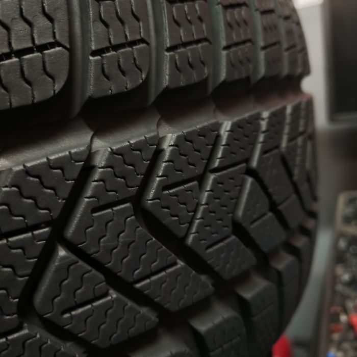 235/35/19 XL Sprzedam parę opon zimowych Pirelli