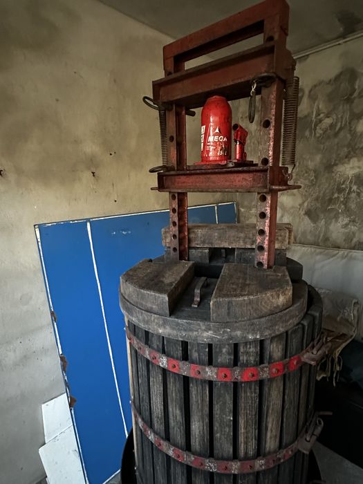 Prensa de uvas manual