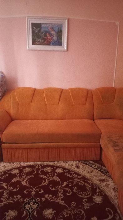 Кутовий диван у вітальню