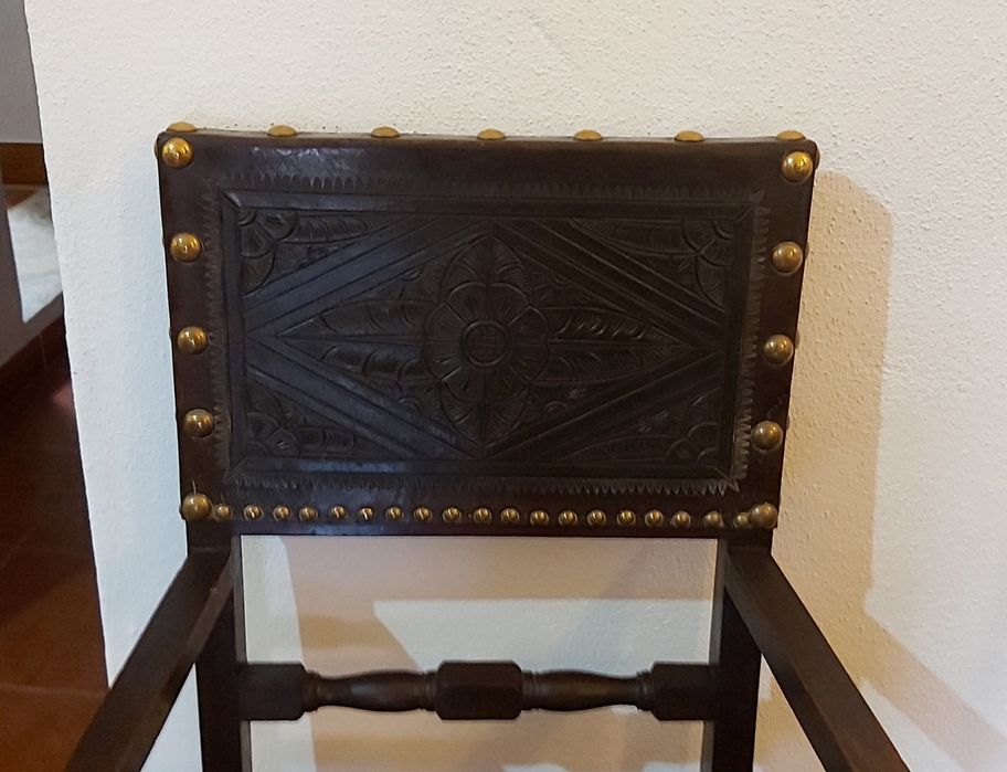 Cadeirões antigos em madeira maciça e pele