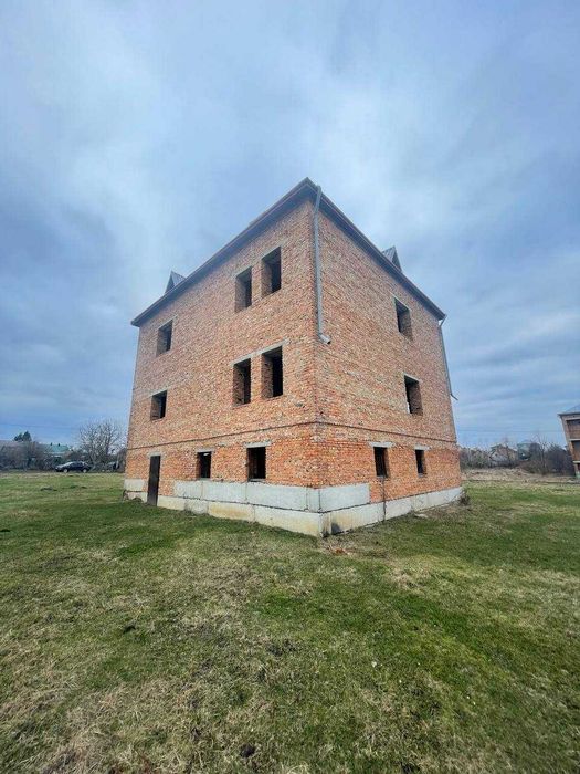 Продається будинок з гаражем біля Мостиськ