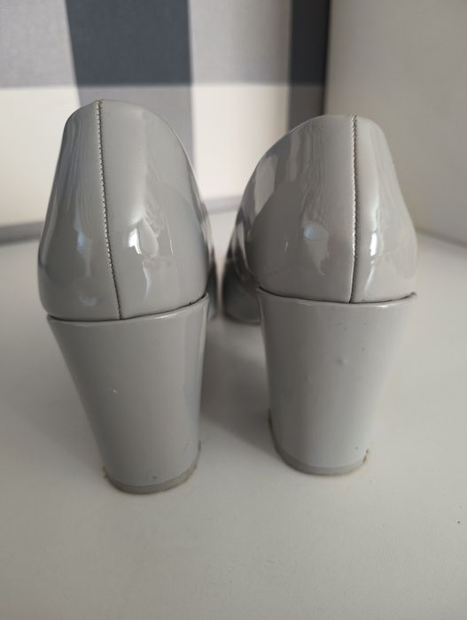Szare lakierowane buty na obcasie, rozmiar 41!