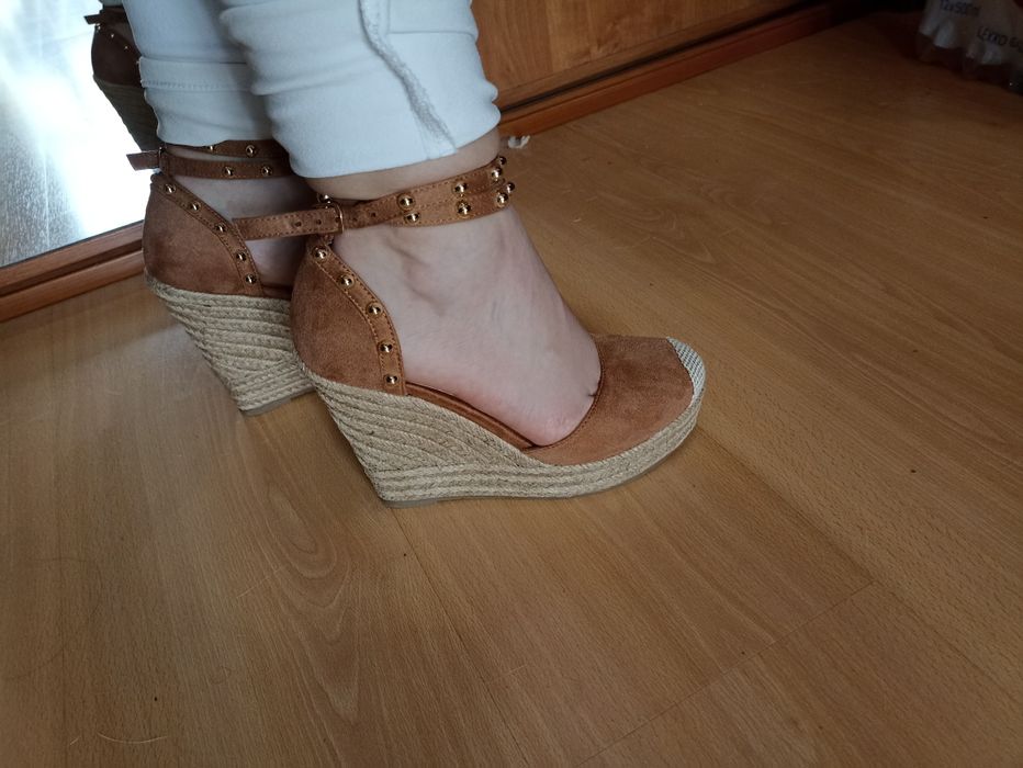 Karmelowe Koturny (sandały) rozm. 38 nowe