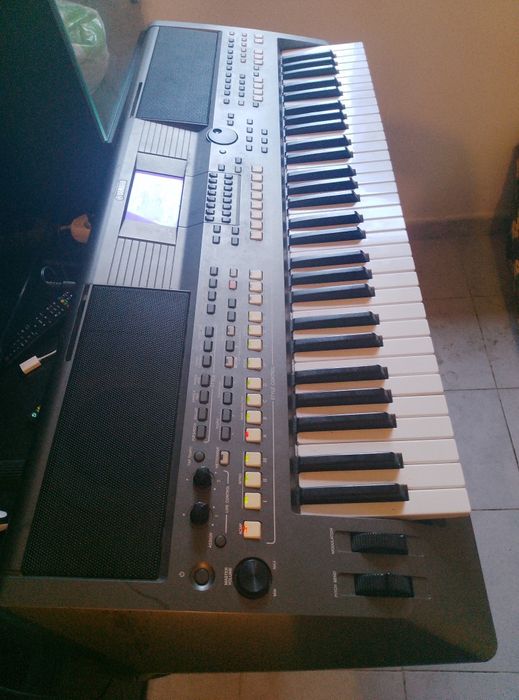 Vendo Teclado Piano Yamaha PSR S 670 a funcionar barato top oportunidade
