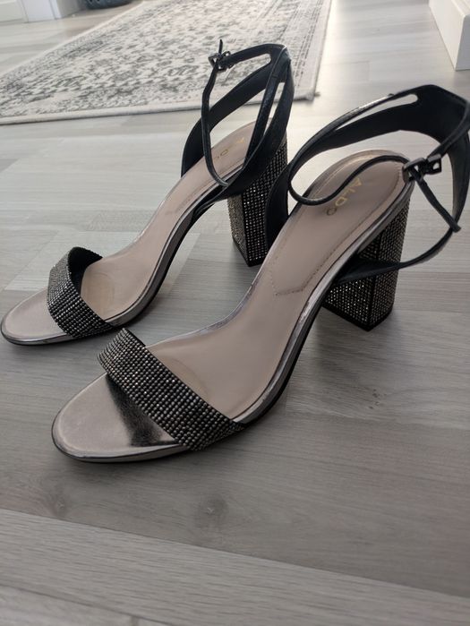 Sandálias pele  pretas e prateadas Aldo 41