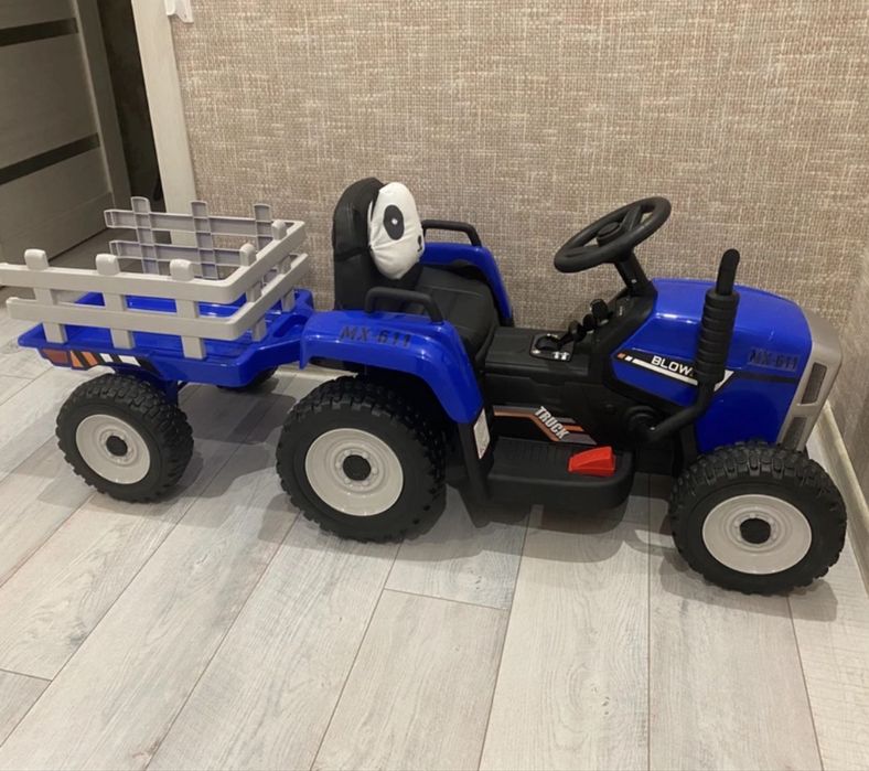 Дитячий електромобіль Синій трактор з причепом