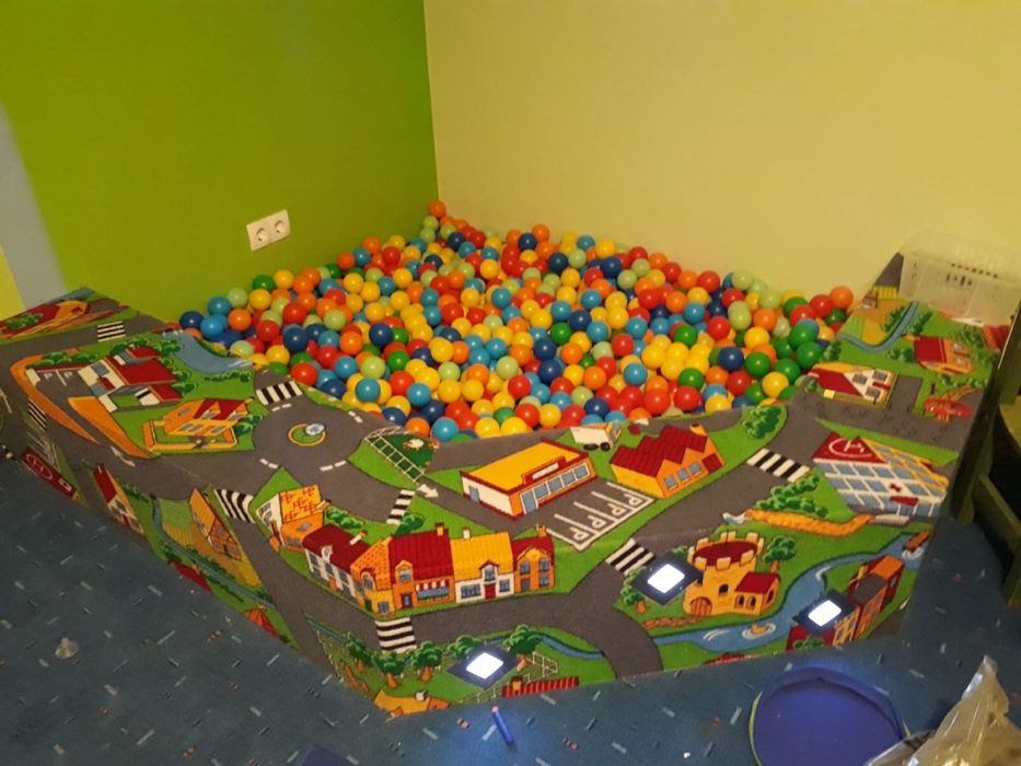 Kącik zabaw dla dziecka z piłeczkami i lampkami – do rogu pokoju