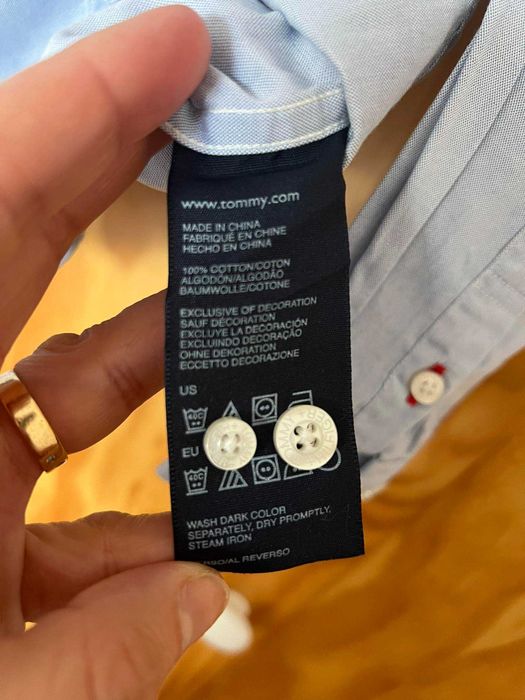 Camisa azul claro de menino da Tommy Hilfigher