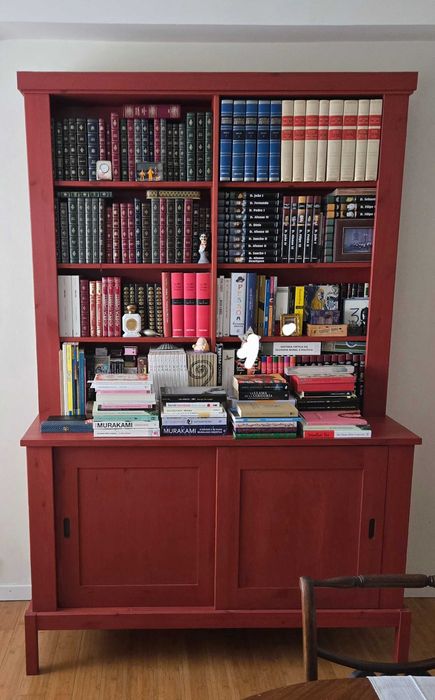 Móvel de sala vermelho muito bonito e bem estimado