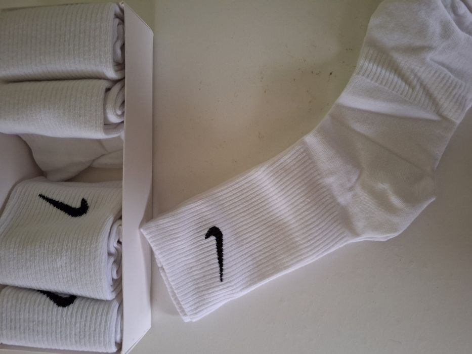 Białe skarpetki Nike