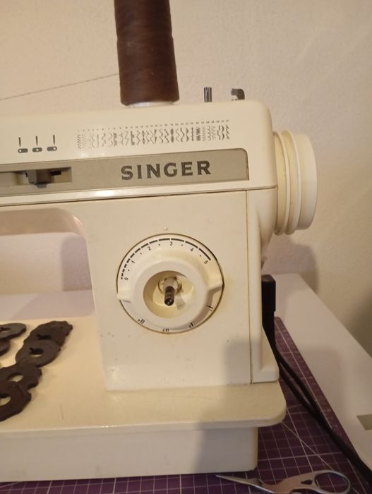 Máquina de costura Singer vendo para desocupar espaço