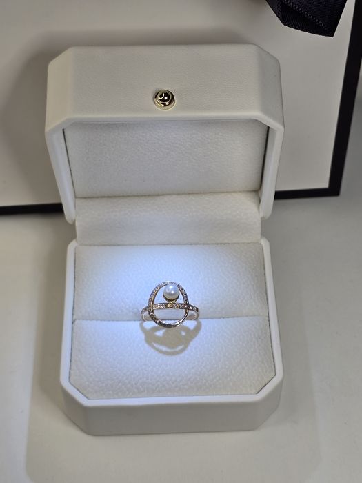 Золота каблучка з діамантами та перлиною